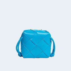 보테가 베네타 블루 미니 가죽 카메라백